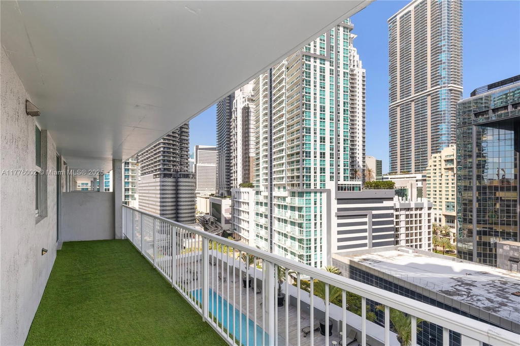Real estate property located at 1250 Miami Ave #1206, Miami-dade, Vue At Brickell Condo, Miami, FL