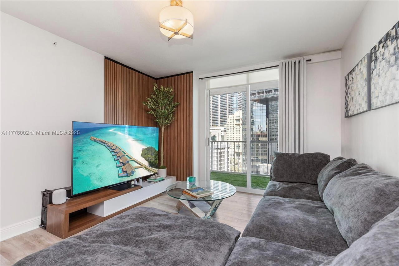 Real estate property located at 1250 Miami Ave #1206, Miami-dade, Vue At Brickell Condo, Miami, FL
