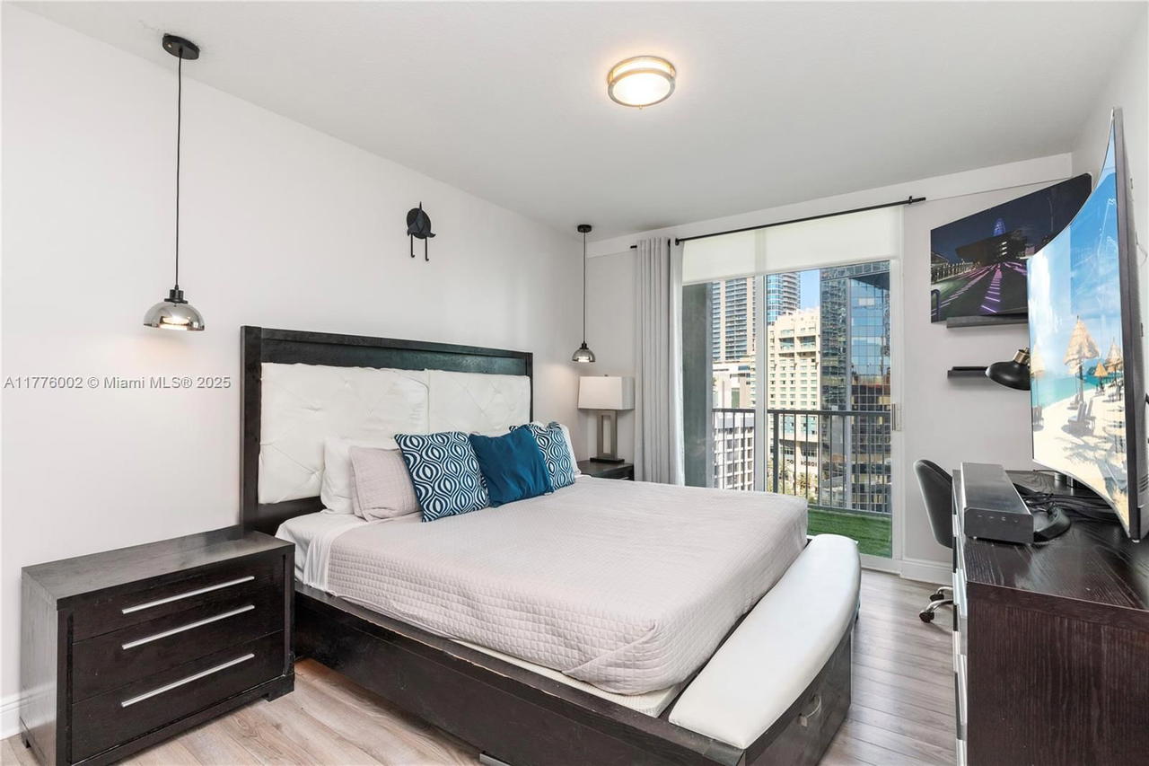 Real estate property located at 1250 Miami Ave #1206, Miami-dade, Vue At Brickell Condo, Miami, FL