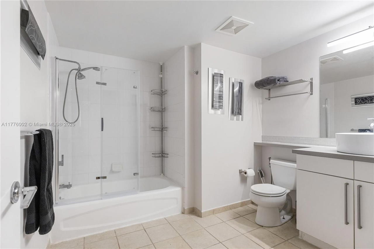 Real estate property located at 1250 Miami Ave #1206, Miami-dade, Vue At Brickell Condo, Miami, FL