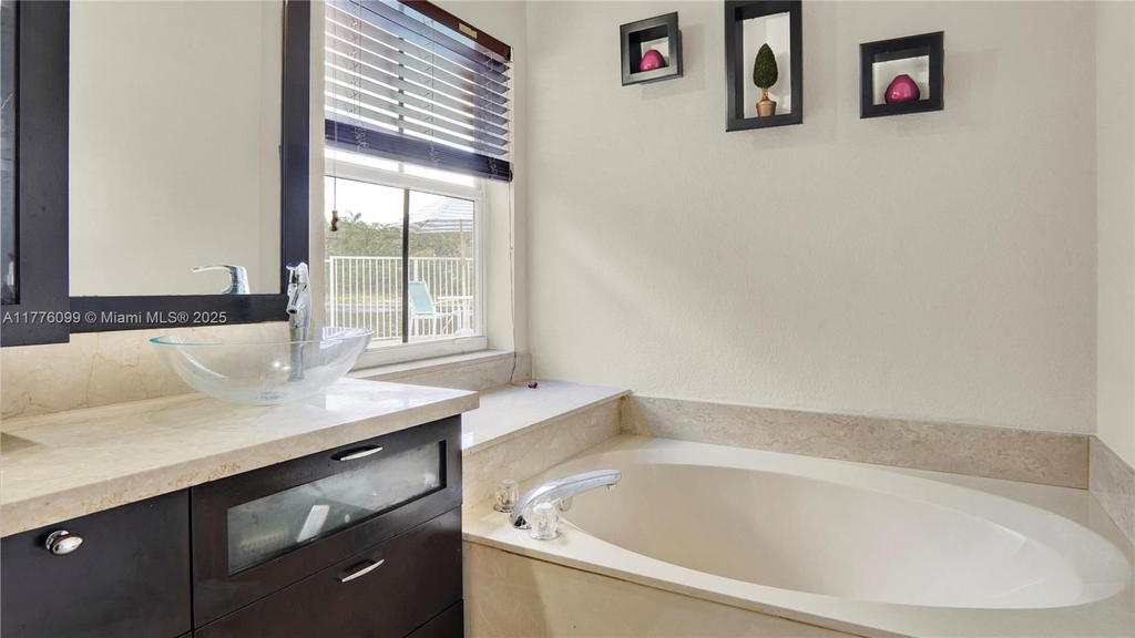 Real estate property located at 773 Tanglewood Cir, Broward, Sector 3 - Parcels H I J, Weston, FL
