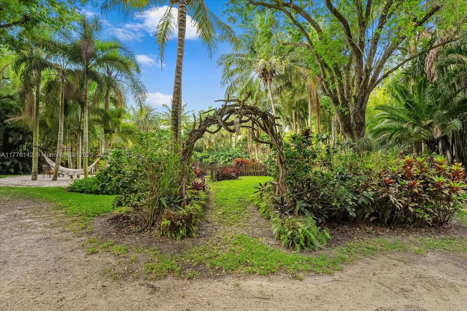Real estate property located at 15000 200th St, Miami-dade, Breezy Oaks, Miami, FL