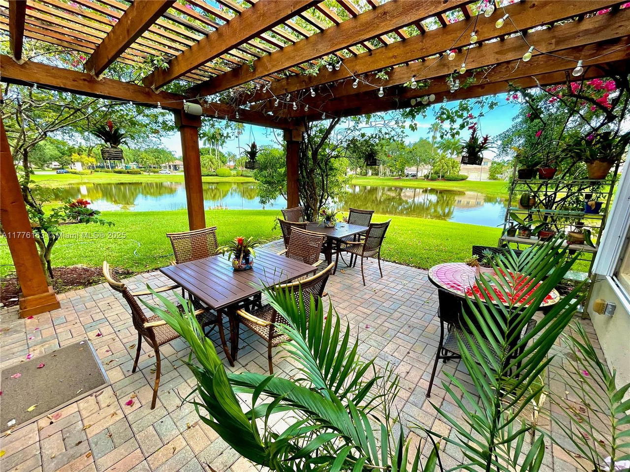 Real estate property located at 845 Vista Meadows Dr, Broward, Sector 3 - Parcels H I J, Weston, FL