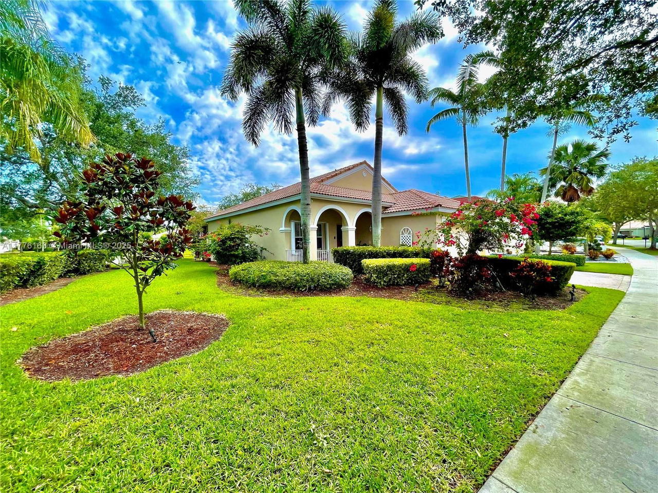 Real estate property located at 845 Vista Meadows Dr, Broward, Sector 3 - Parcels H I J, Weston, FL
