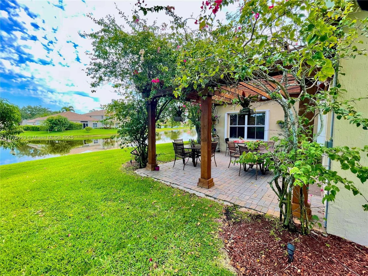 Real estate property located at 845 Vista Meadows Dr, Broward, Sector 3 - Parcels H I J, Weston, FL
