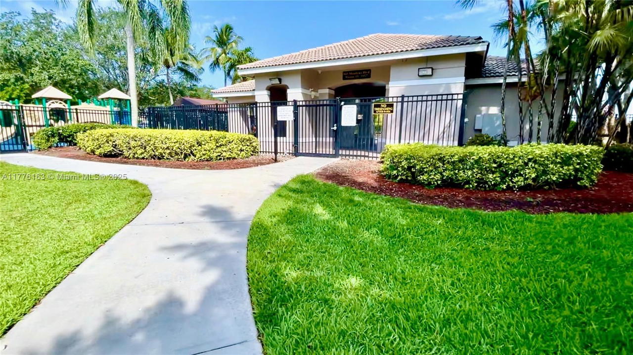 Real estate property located at 845 Vista Meadows Dr, Broward, Sector 3 - Parcels H I J, Weston, FL