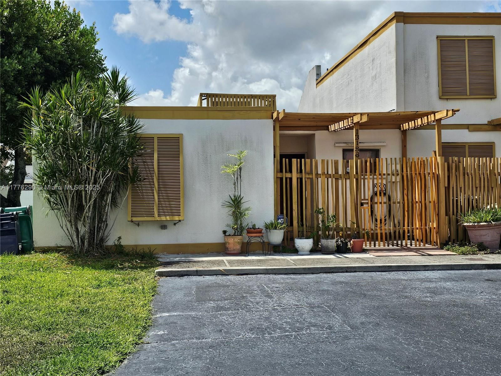 Real estate property located at 13186 10th Ln, Miami-dade, Trail Run Sec 3, Miami, FL