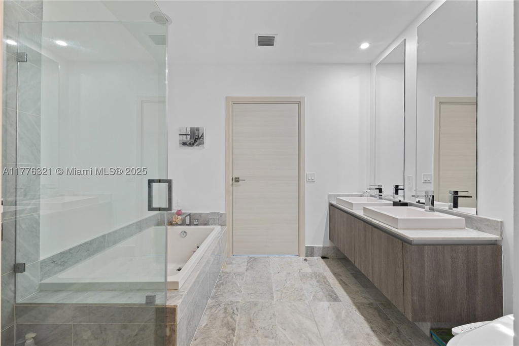 Real estate property located at 801 Miami Ave #5209, Miami-dade, 801 Sma Residences Condo, Miami, FL