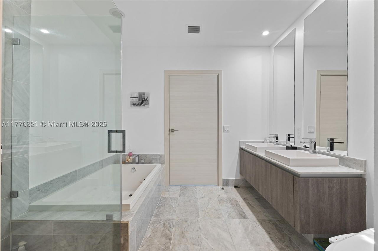 Real estate property located at 801 Miami Ave #5209, Miami-dade, 801 Sma Residences Condo, Miami, FL