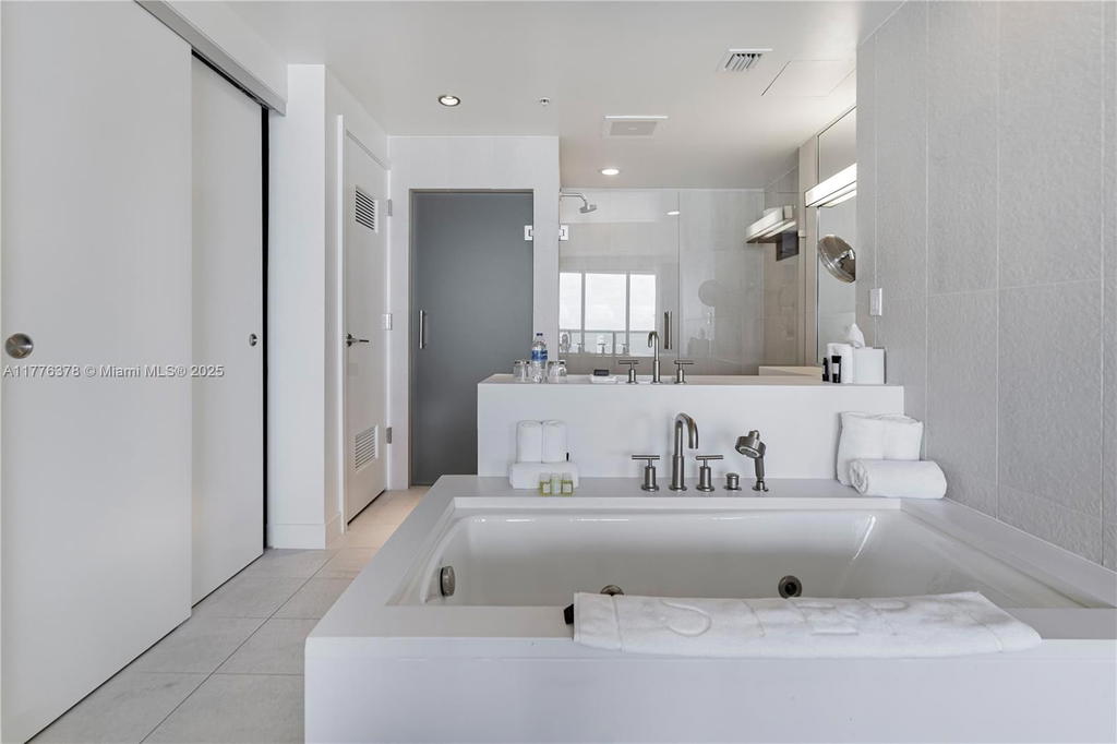 Real estate property located at 3101 Bayshore Dr #1504, Broward, Fort Lauderdale Residence, Fort Lauderdale, FL