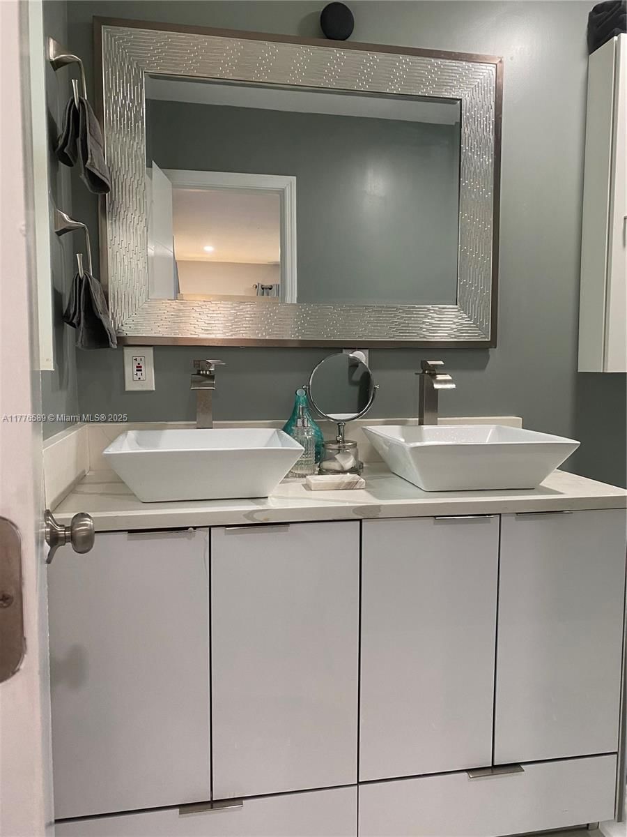 Real estate property located at 428 Crescent Dr, Broward, Hollywood Hills, Hollywood, FL
