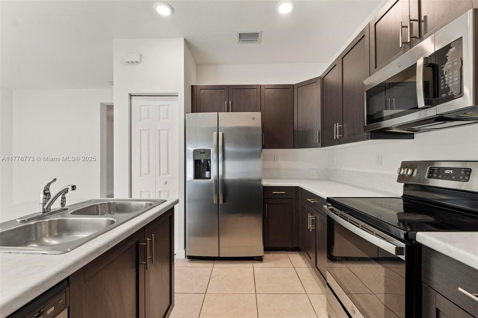 Real estate property located at 10861 32nd Ln #10861, Miami-dade, Aquabella North Replat, Hialeah, FL