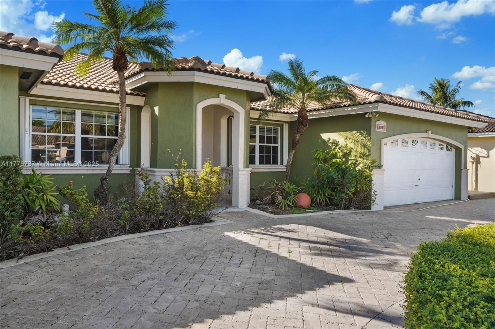 Real estate property located at 15326 168th Ter, Miami-dade, Kessler Grove Sec 1, Miami, FL