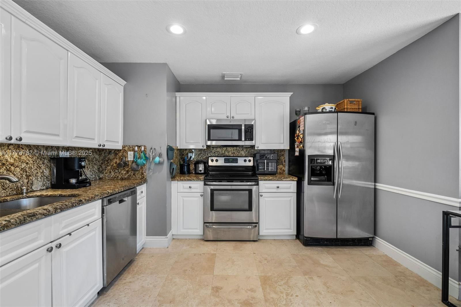 Real estate property located at 15326 168th Ter, Miami-dade, Kessler Grove Sec 1, Miami, FL