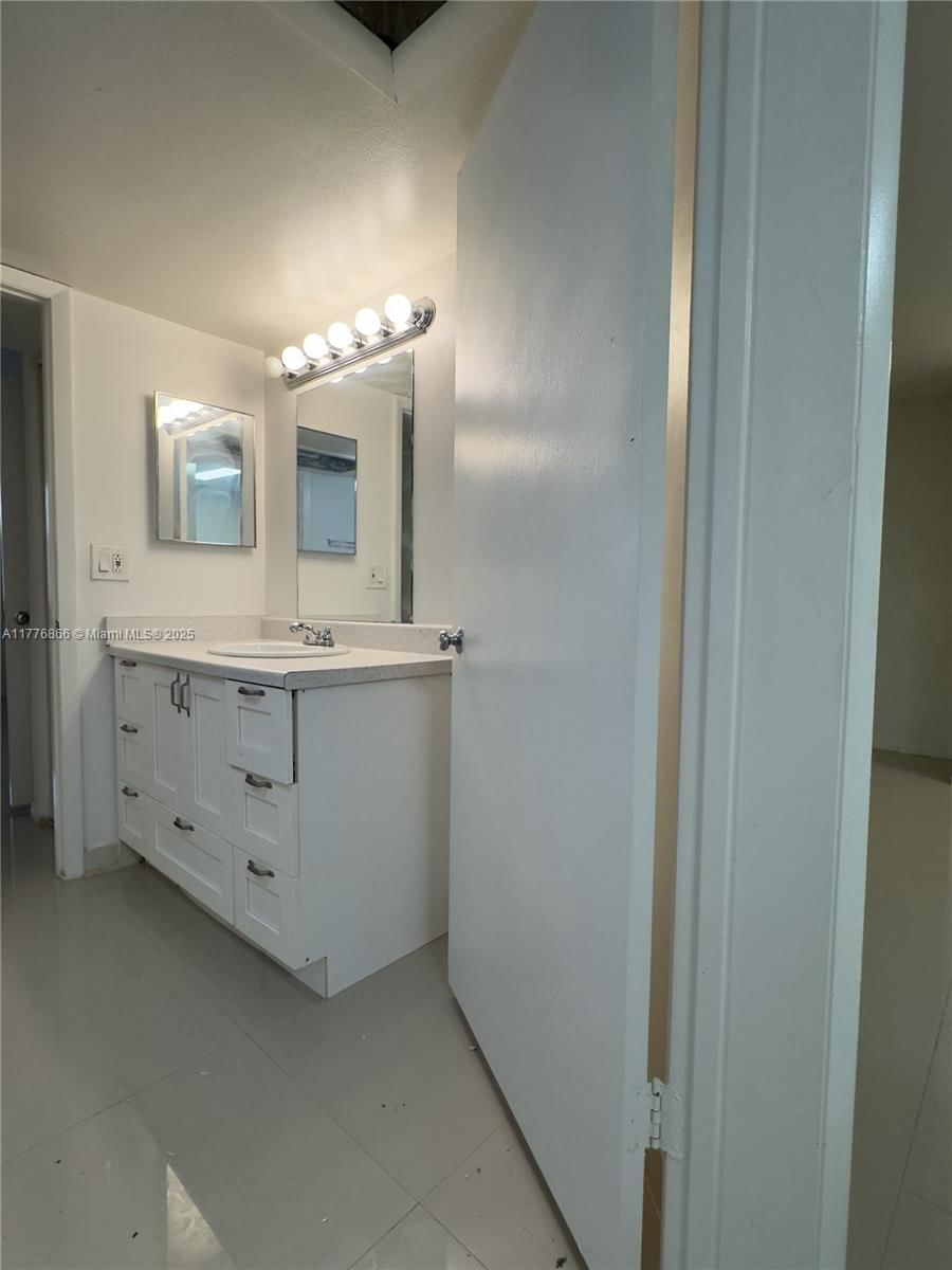 Real estate property located at 2871 Oakland Forest Dr #111, Broward, Lakeview Club Condo, Oakland Park, FL