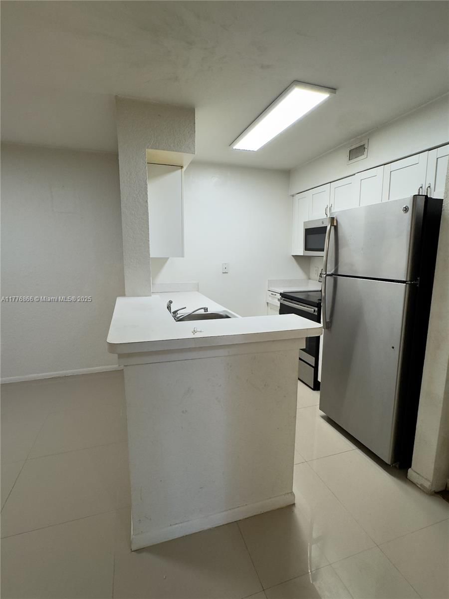 Real estate property located at 2871 Oakland Forest Dr #111, Broward, Lakeview Club Condo, Oakland Park, FL