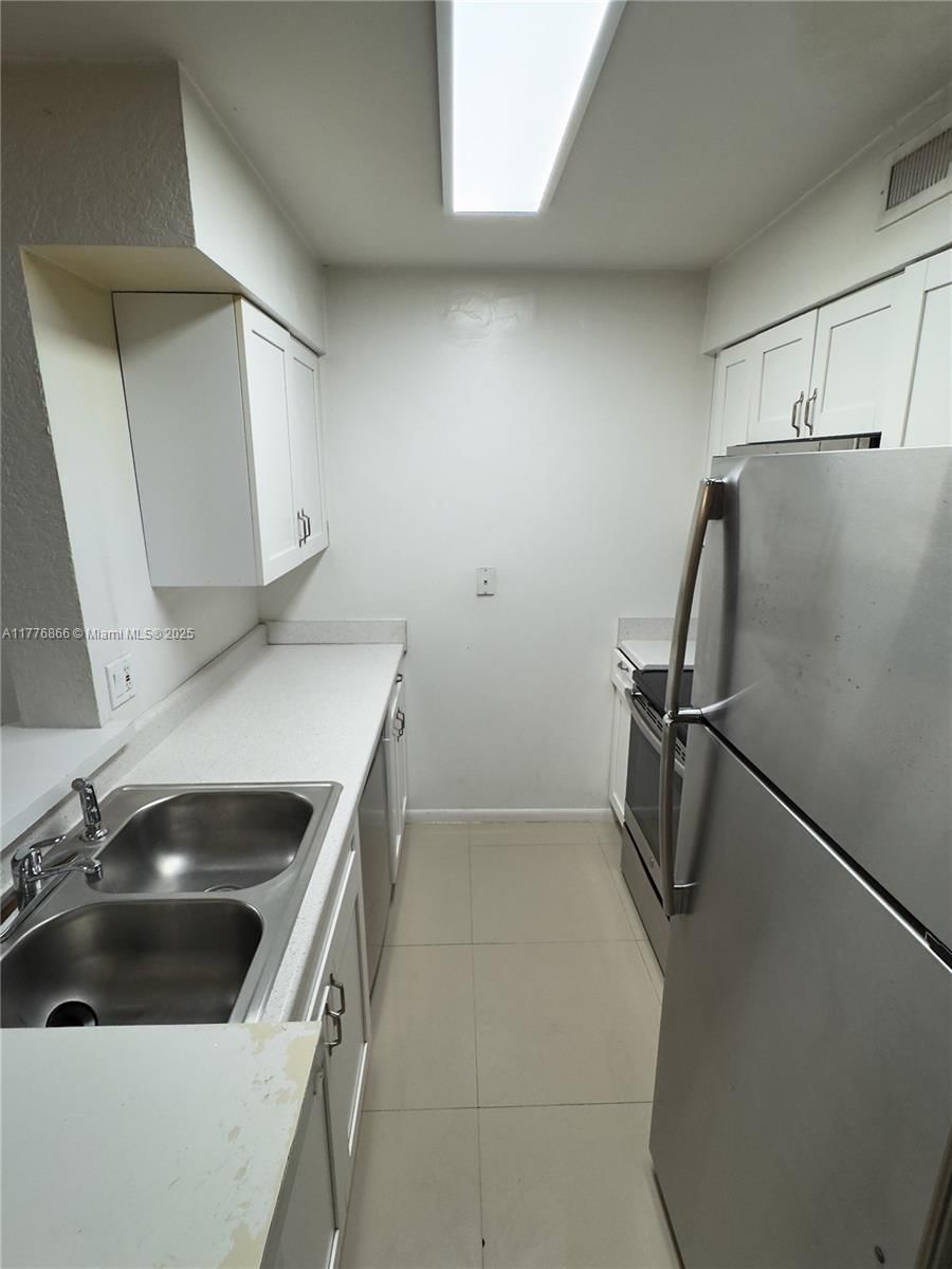 Real estate property located at 2871 Oakland Forest Dr #111, Broward, Lakeview Club Condo, Oakland Park, FL