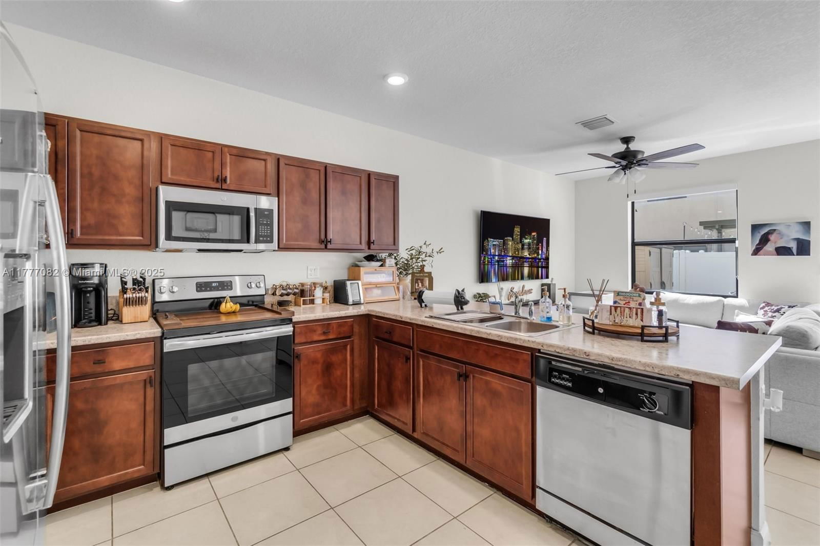 Real estate property located at 10494 33rd Way #10494, Miami-dade, Aquabella Section Two, Hialeah, FL