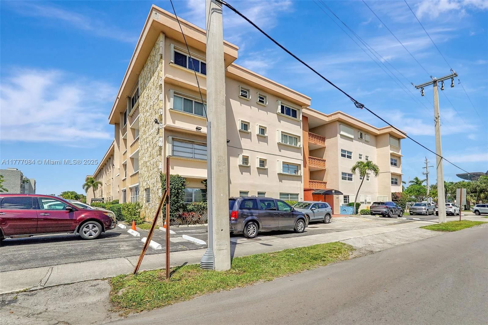 Real estate property located at 410 2nd St #118, Broward, Fourth Gulfstream Garden, Hallandale Beach, FL