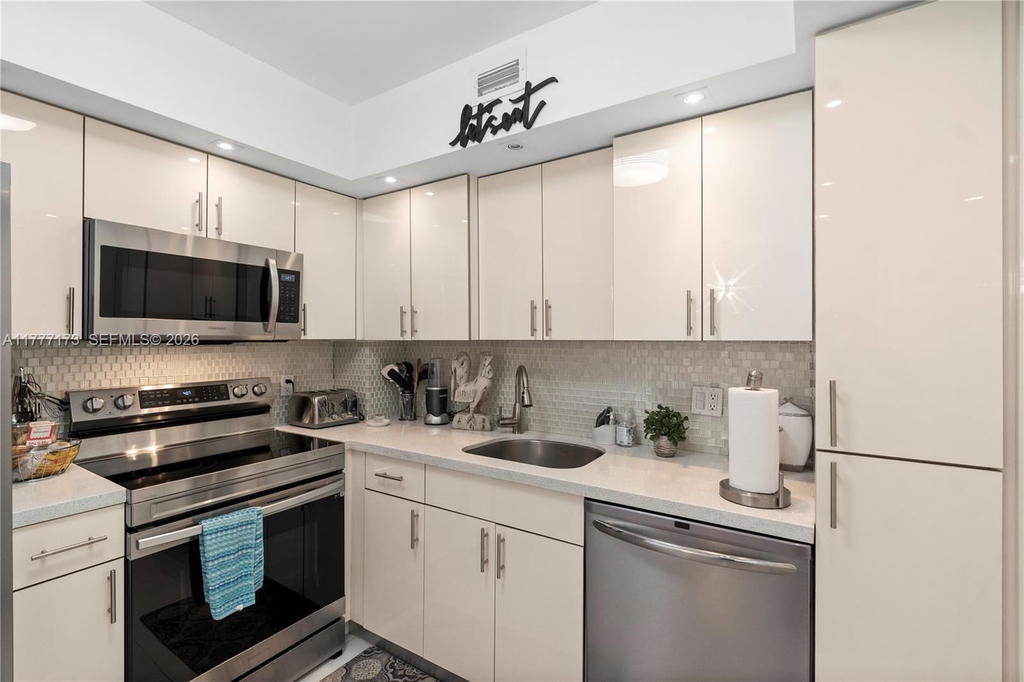 Real estate property located at 1950 Ocean Dr #12H, Broward, Hemispheres Condo, Hallandale Beach, FL