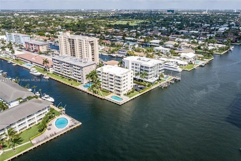 Real estate property located at 2881 33rd Ct PHC, Broward, Carlyle Condominium, Fort Lauderdale, FL