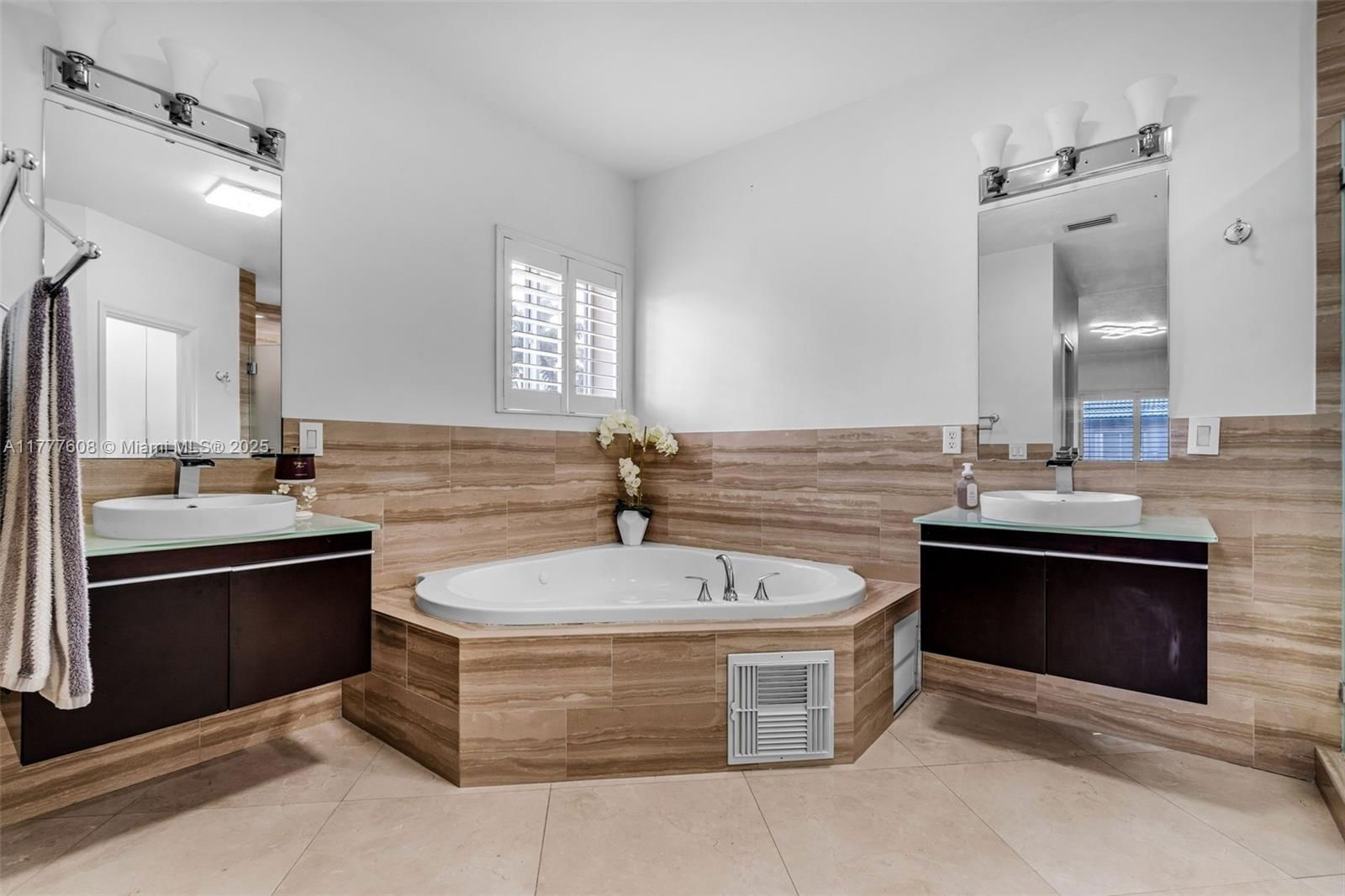Real estate property located at 16075 149th Ter, Miami-dade, Shoreway Sub, Miami, FL