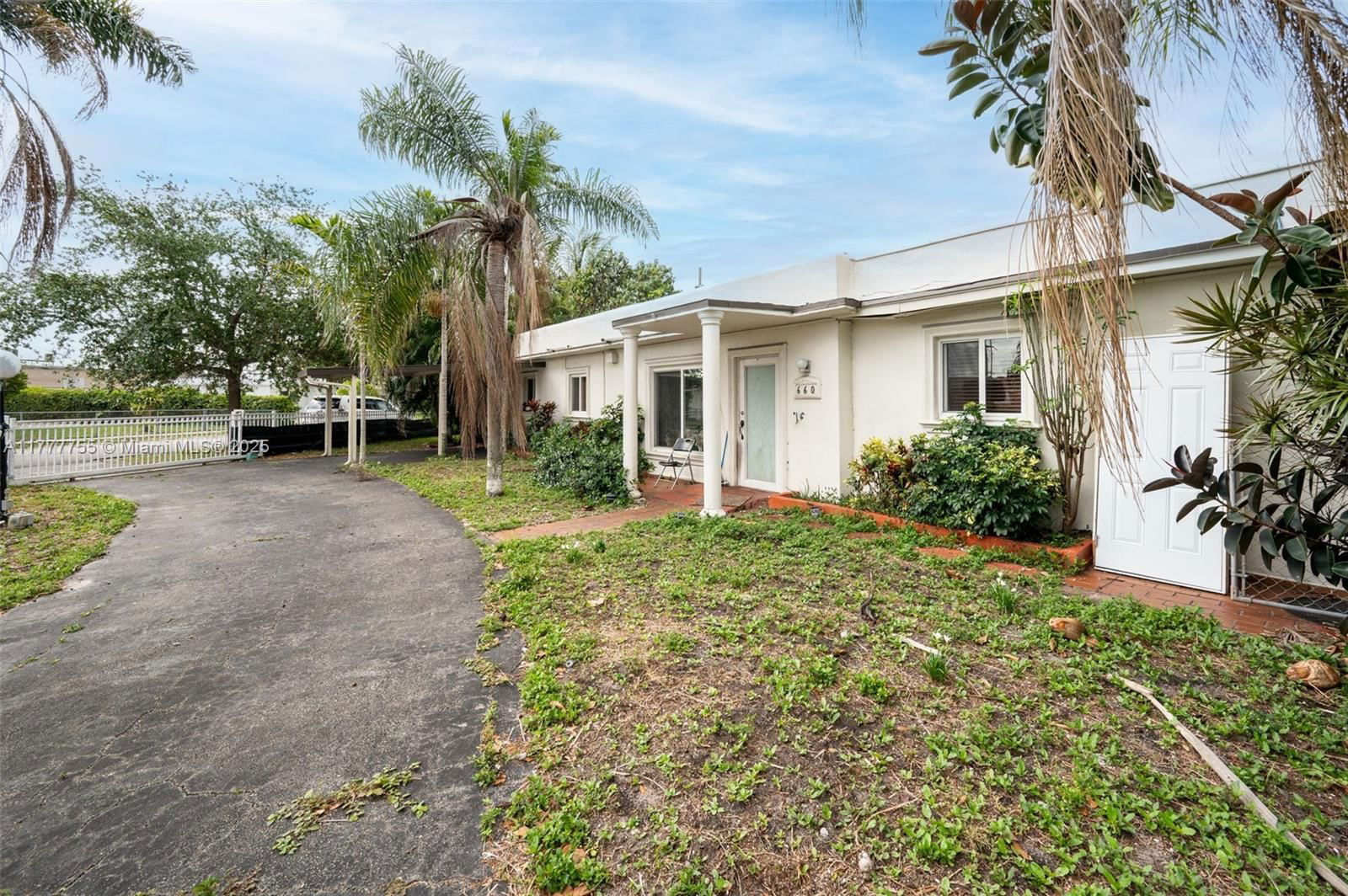 Real estate property located at 660 10th Pl, Miami-dade, Sun-tan Village Sec 3, Hialeah, FL