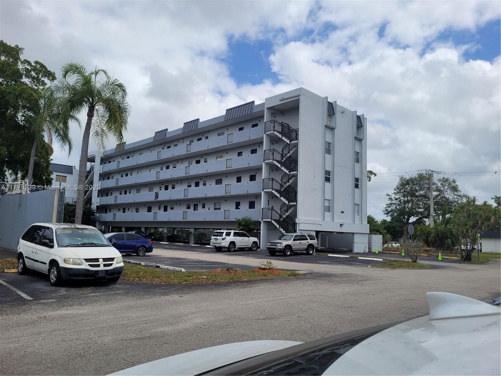 Real estate property located at 7561 16th St #2411, Broward, Village Square Condo, Plantation, FL