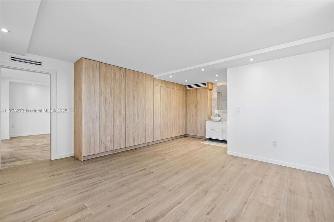 Real estate property located at 1658 Bay Rd #504, Miami-dade, Lincoln Palace Condo, Miami Beach, FL