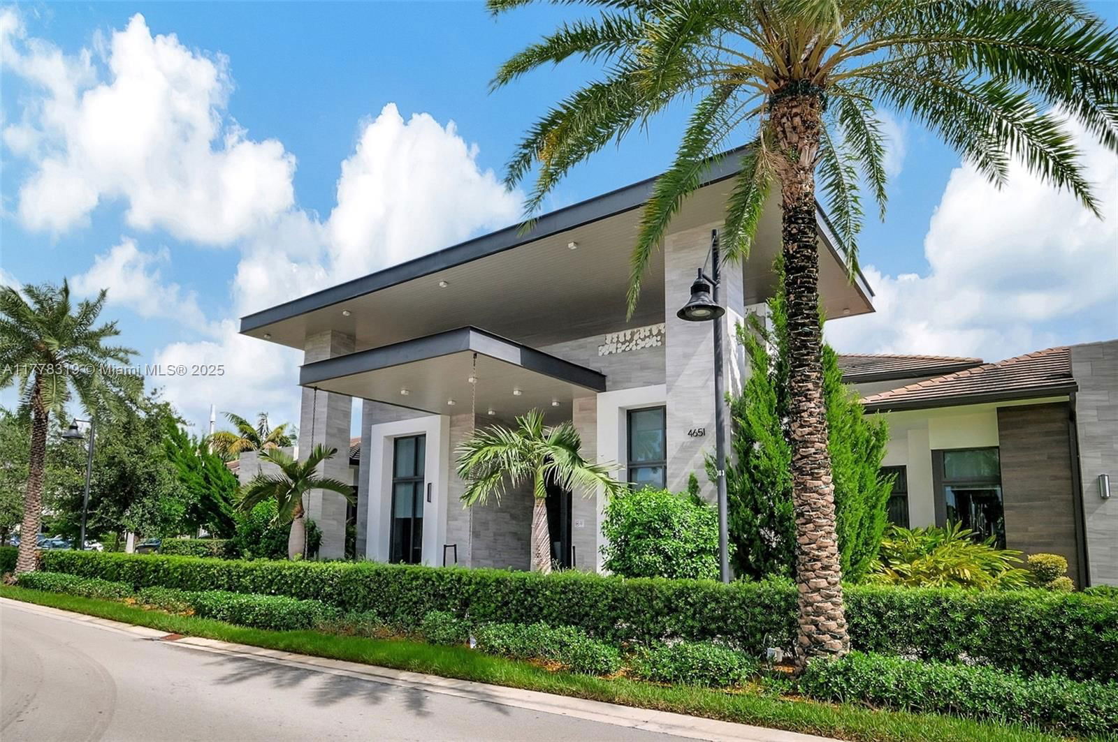 Real estate property located at 4740 84th Ct #32, Miami-dade, Urbana At The Residences, Doral, FL