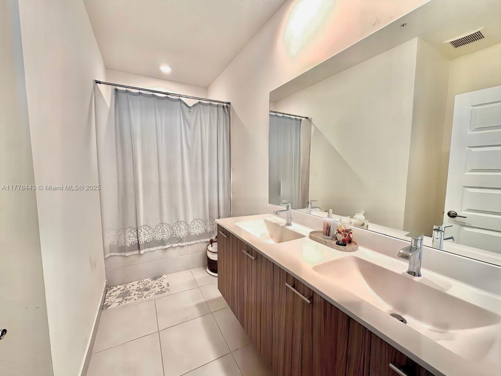 Real estate property located at 8301 41st St B-204, Miami-dade, Urbana At The Residences, Doral, FL