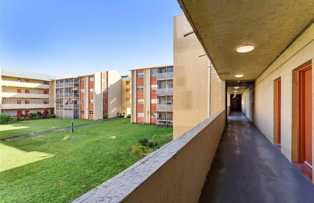 Real estate property located at 3610 21st St #305, Broward, Sunset Hills I Condominiu, Lauderdale Lakes, FL