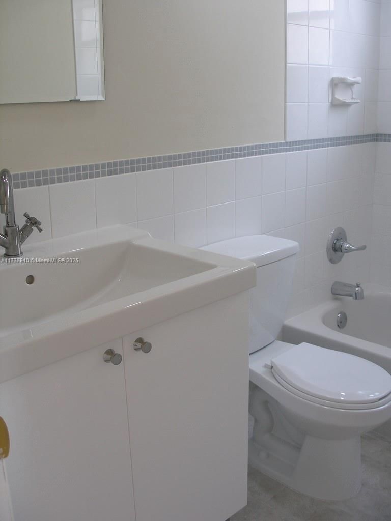 Real estate property located at 716 Michigan Ave #305, Miami-dade, Michigan Towers Condo, Miami Beach, FL