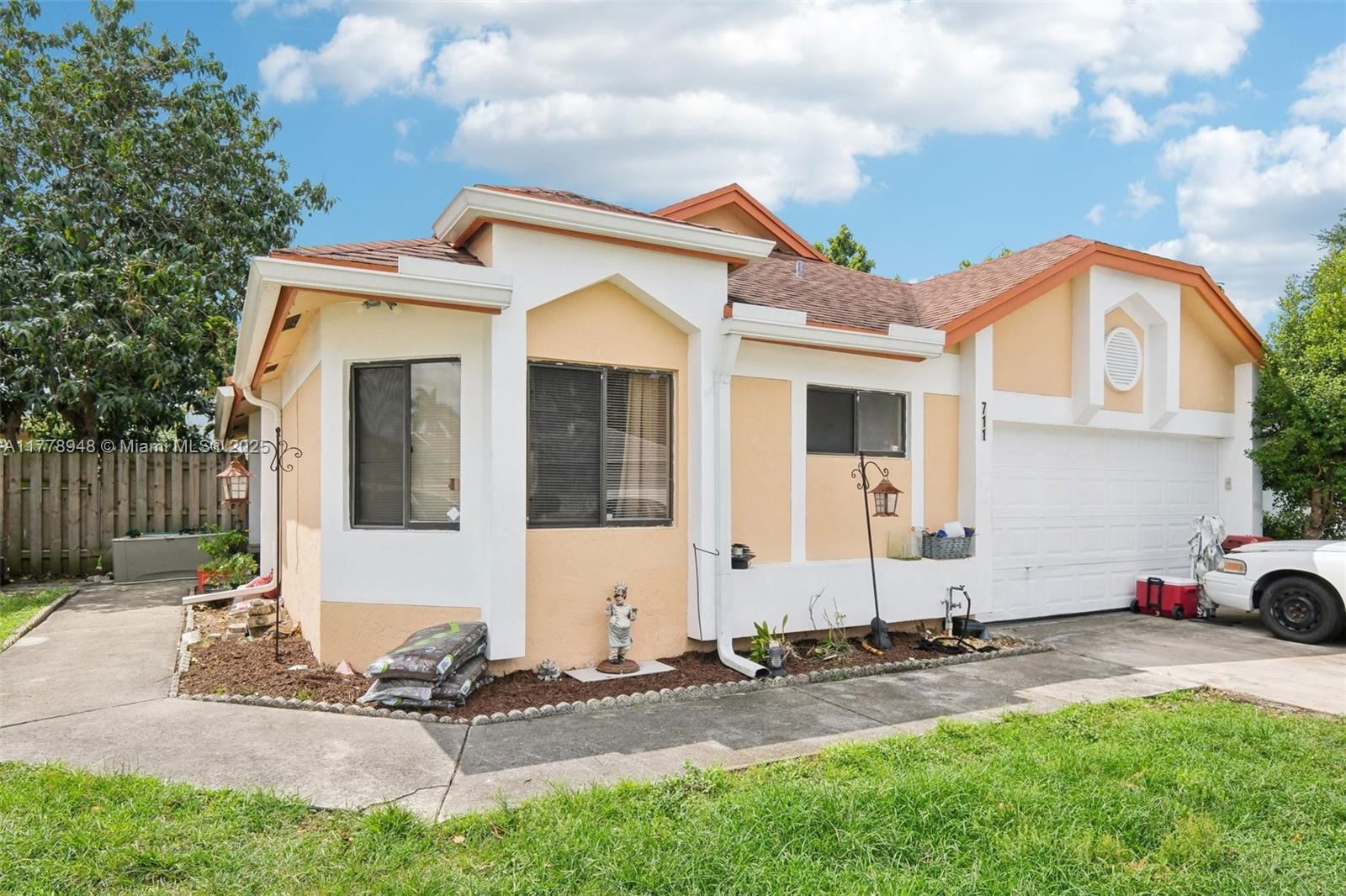 Real estate property located at 711 Holly St, Broward, North Lauderdale Division, North Lauderdale, FL