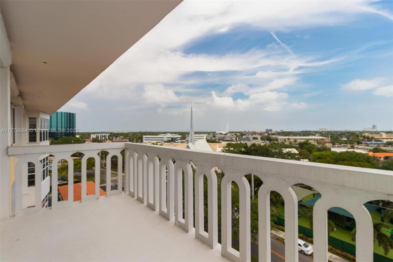Real estate property located at 2500 48th Ln #802, Broward, Country Club Towers Condo, Fort Lauderdale, FL