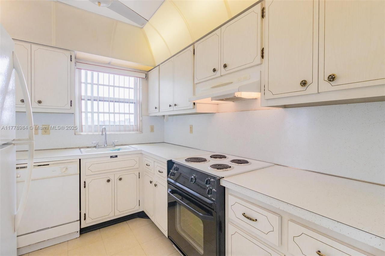 Real estate property located at 2500 48th Ln #802, Broward, Country Club Towers Condo, Fort Lauderdale, FL