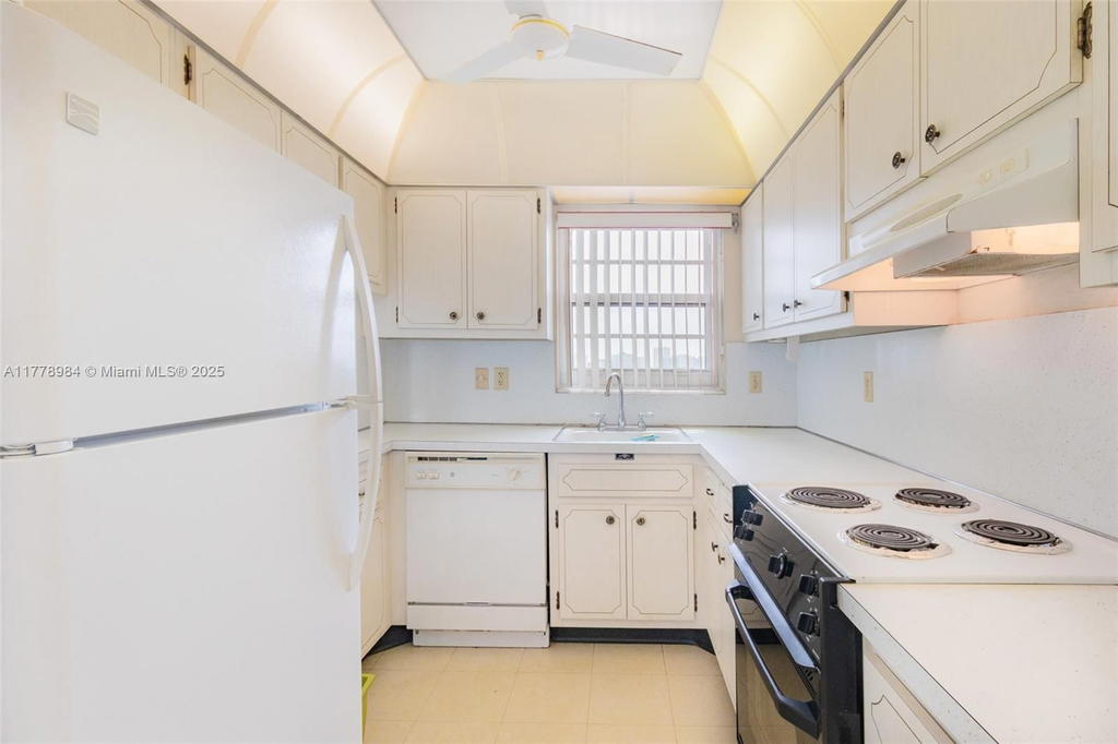 Real estate property located at 2500 48th Ln #802, Broward, Country Club Towers Condo, Fort Lauderdale, FL