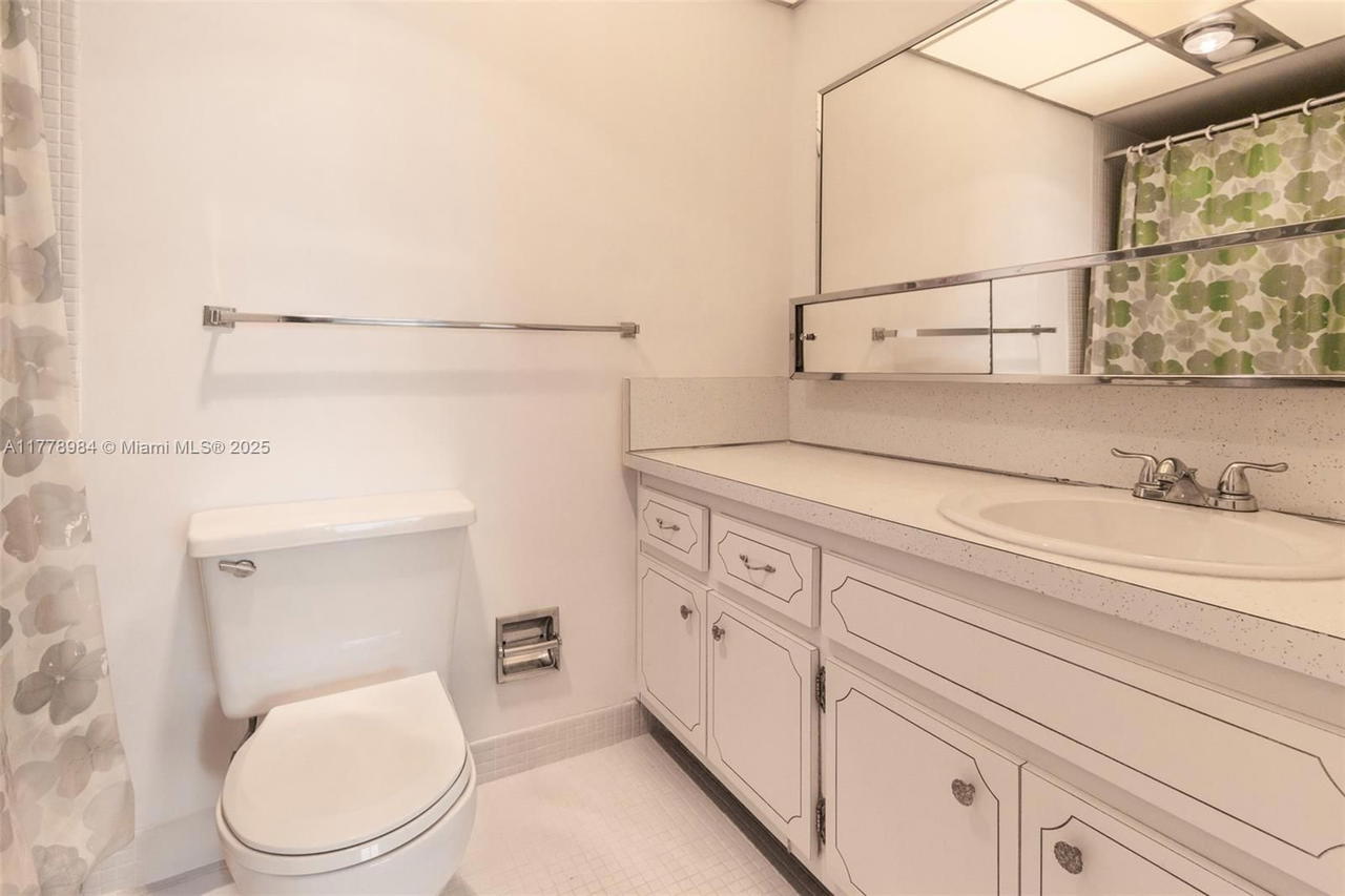 Real estate property located at 2500 48th Ln #802, Broward, Country Club Towers Condo, Fort Lauderdale, FL