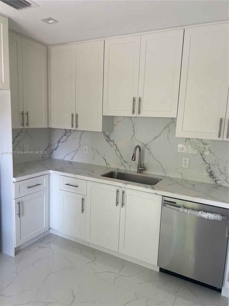 Real estate property located at 702 37th St, Miami-dade, Hialeah 14th Addn Rev Pl, Hialeah, FL