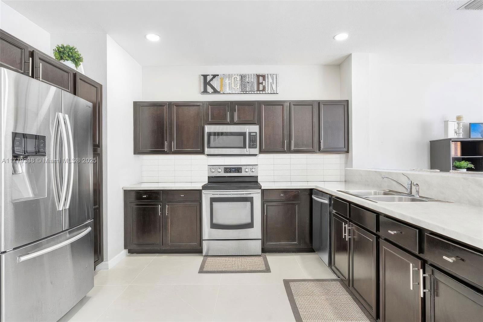 Real estate property located at 9183 171st Ct, Miami-dade, Kendall Commons Residenti, Miami, FL