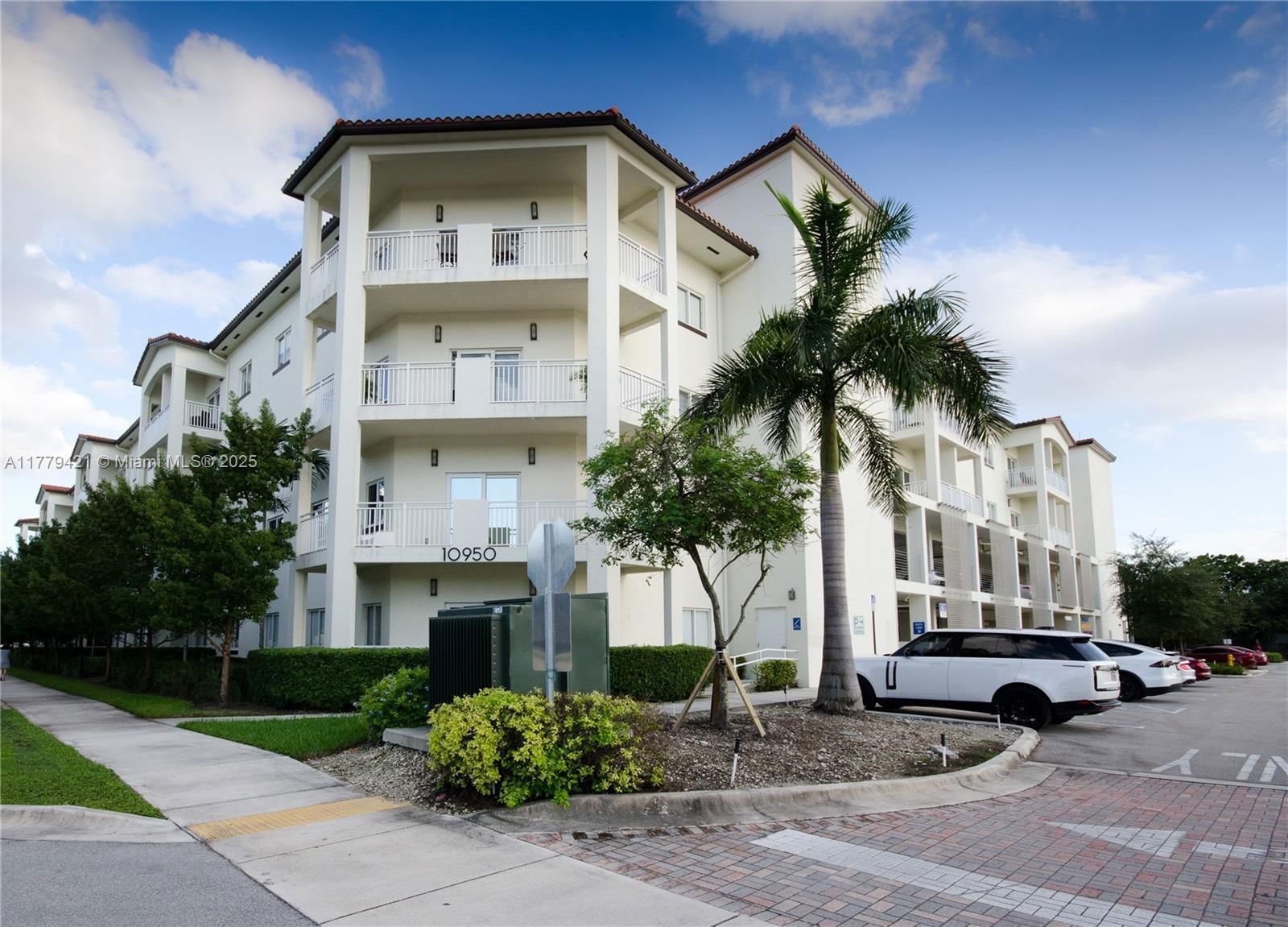 Real estate property located at 10950 82nd St #204, Miami-dade, Islands At Doral 1st Addi, Doral, FL