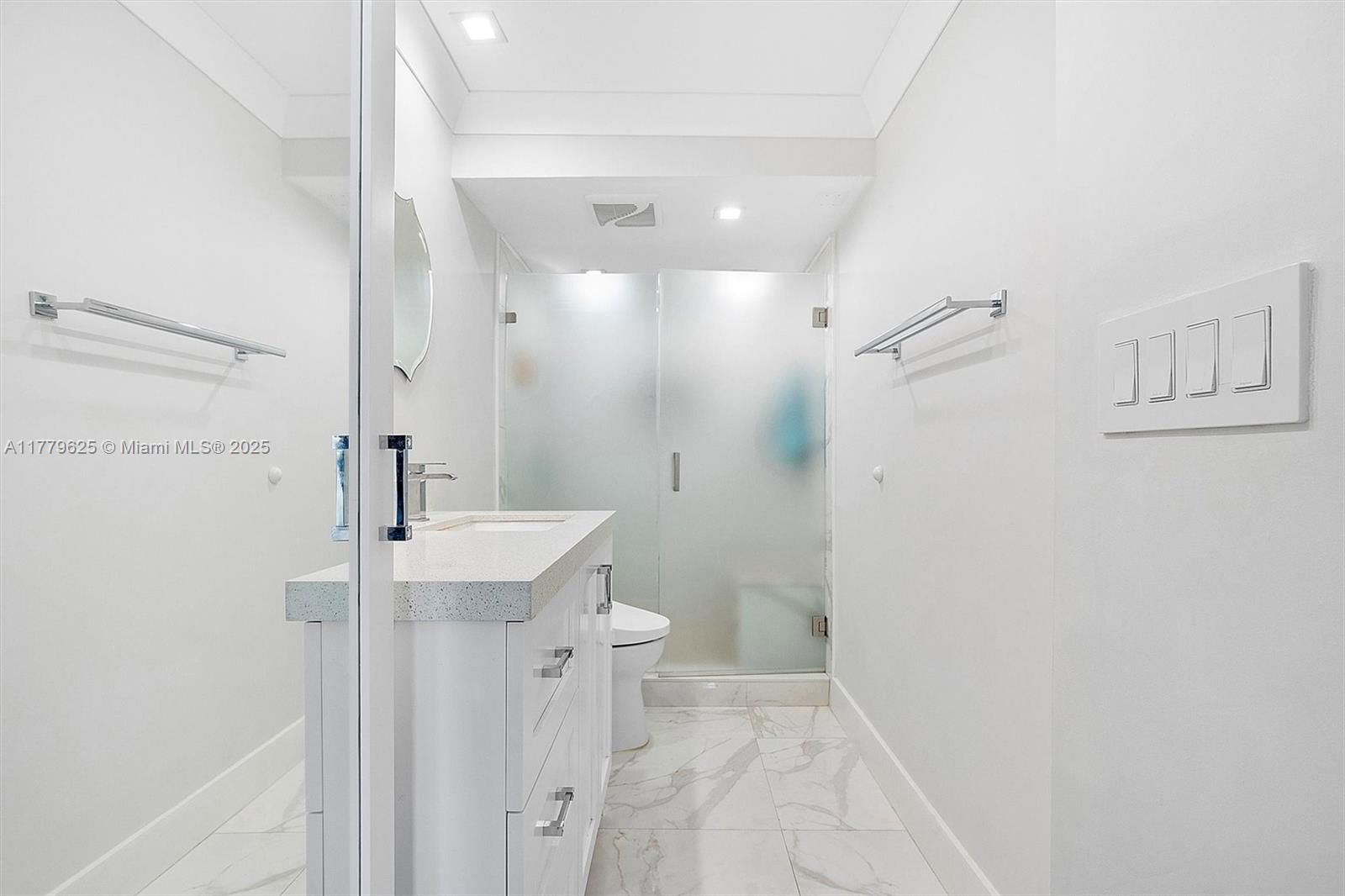 Real estate property located at 5555 Collins Ave #16B, Miami-dade, Oceanside Plaza Condo, Miami Beach, FL