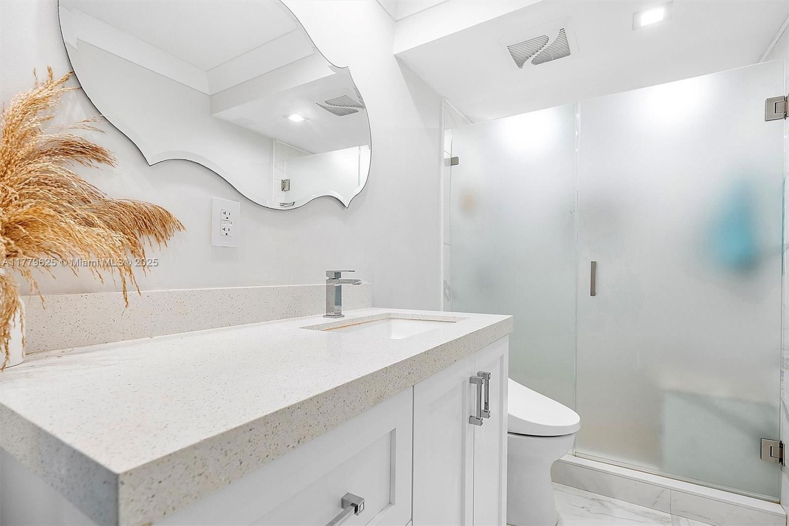 Real estate property located at 5555 Collins Ave #16B, Miami-dade, Oceanside Plaza Condo, Miami Beach, FL