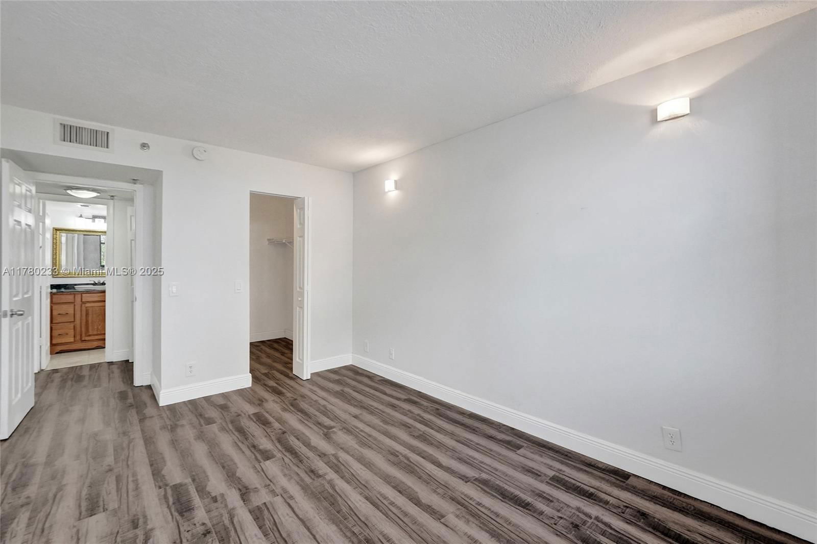 Real estate property located at 105 Lake Emerald Dr #211, Broward, Lake Emerald Condominium, Oakland Park, FL