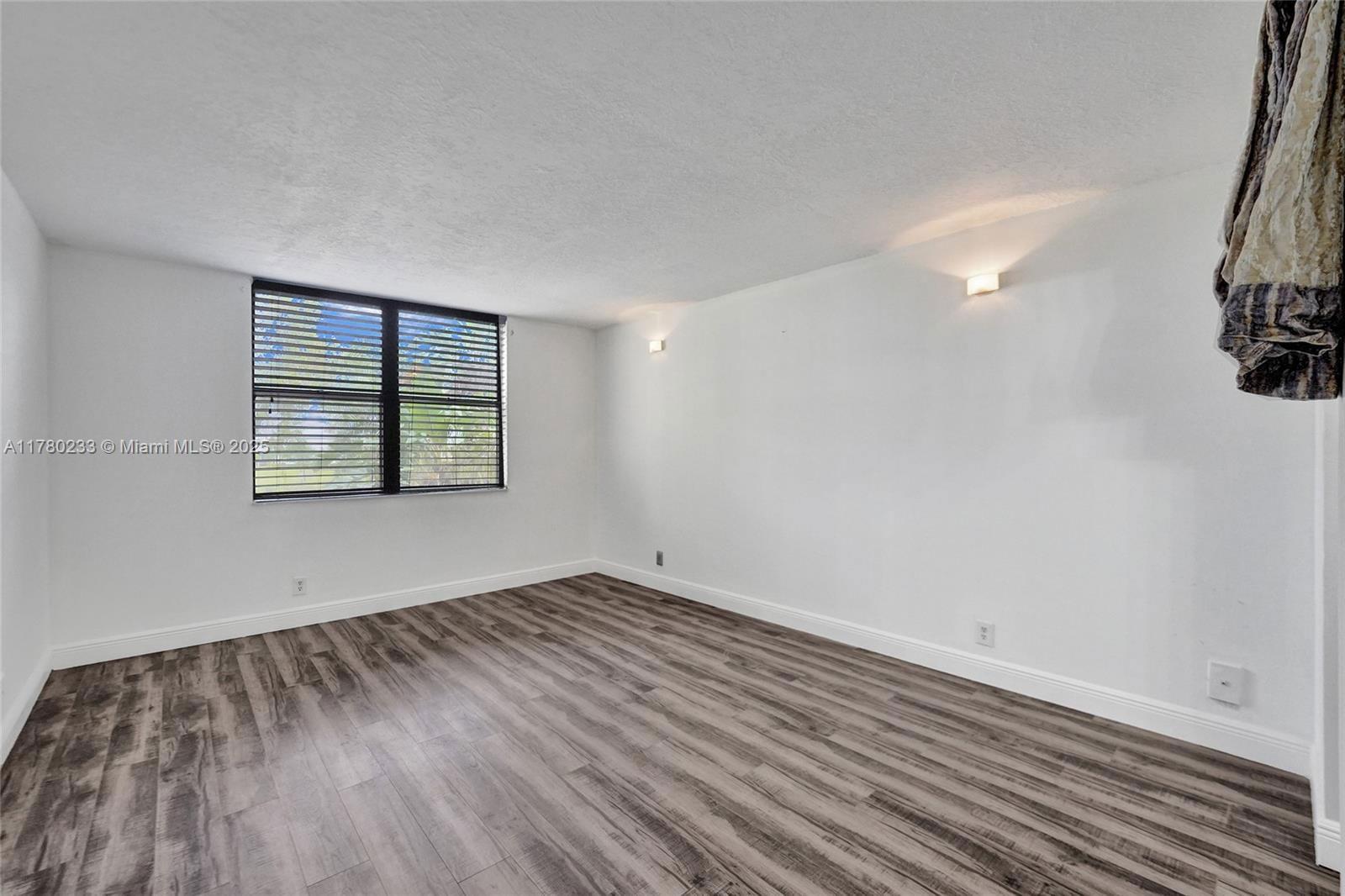 Real estate property located at 105 Lake Emerald Dr #211, Broward, Lake Emerald Condominium, Oakland Park, FL