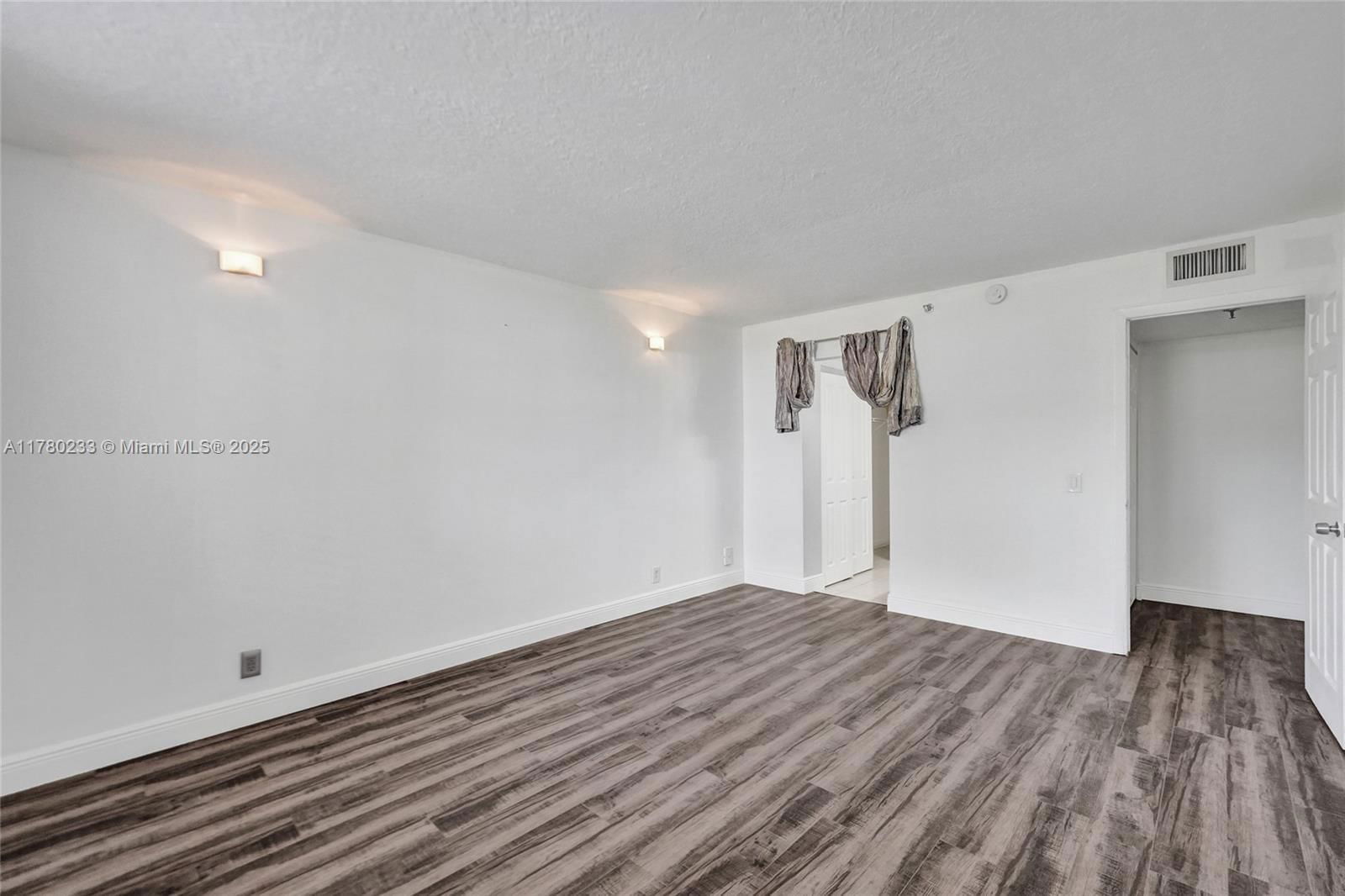 Real estate property located at 105 Lake Emerald Dr #211, Broward, Lake Emerald Condominium, Oakland Park, FL