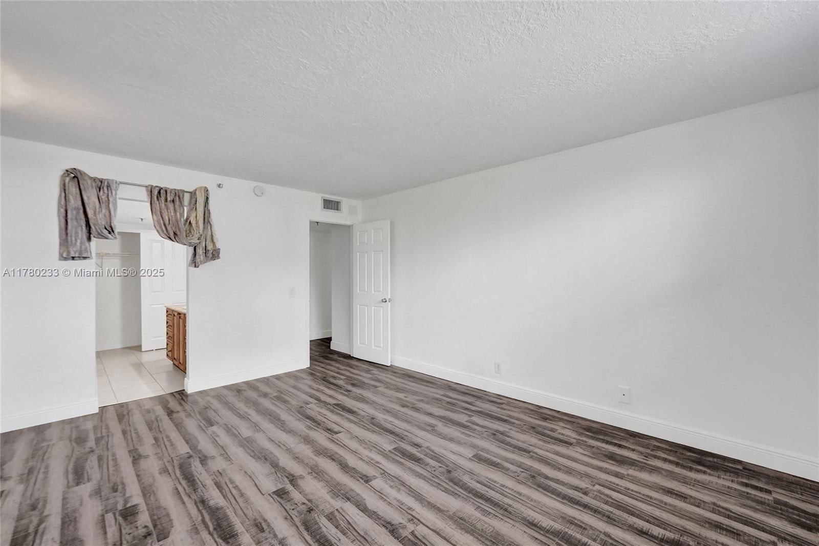 Real estate property located at 105 Lake Emerald Dr #211, Broward, Lake Emerald Condominium, Oakland Park, FL