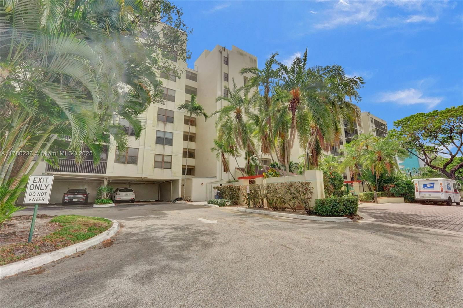 Real estate property located at 105 Lake Emerald Dr #211, Broward, Lake Emerald Condominium, Oakland Park, FL