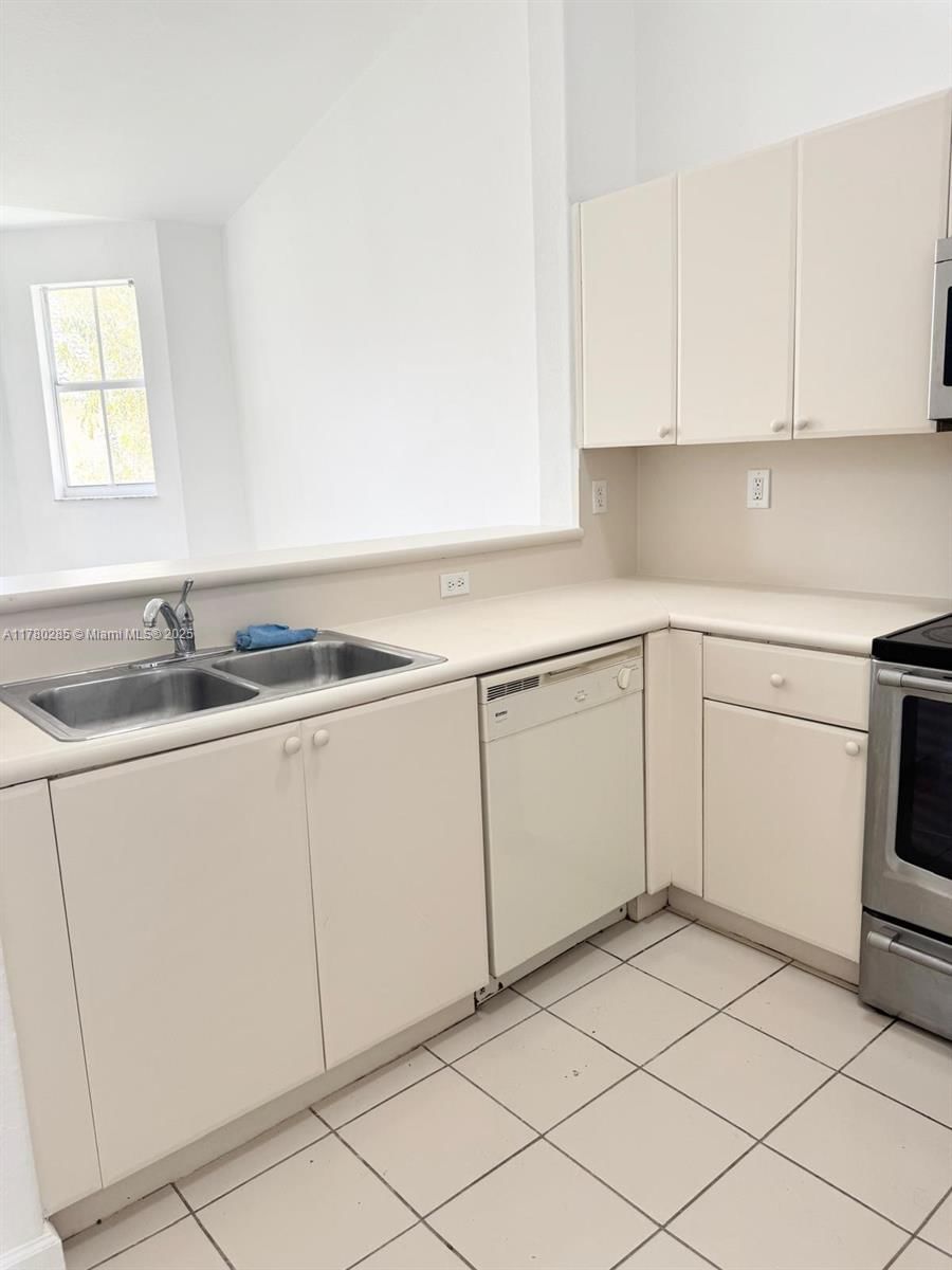 Real estate property located at 2524 16th Rd #201, Miami-dade, Shoma Condo At Keys Cove, Homestead, FL