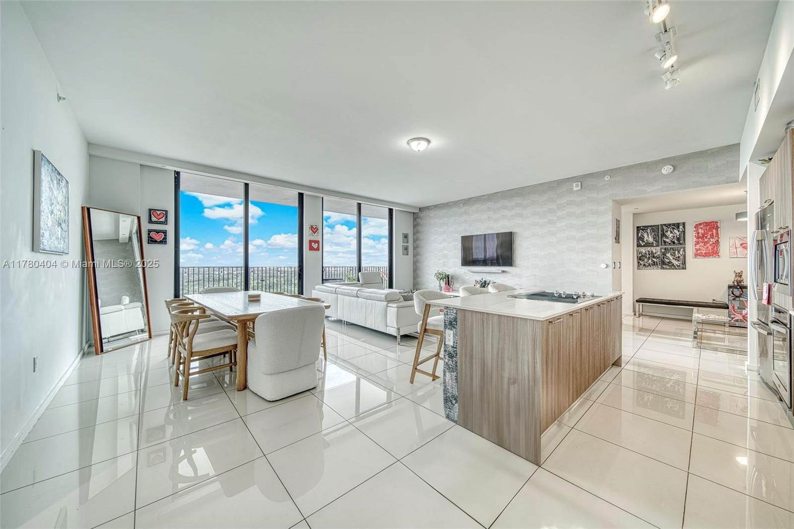 Real estate property located at 5252 85th Ave PH2002, Miami-dade, 5252 Paseo Condo Unit 2002, Doral, FL